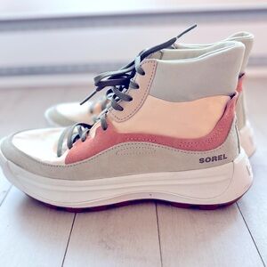 Sorel women’s boot. Beige/orange/green colorway. Fall/winter/spring